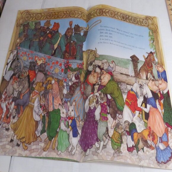 Berlioz the Bear BIG BOOK (almost 2 feet tall) By Jan Brett, Scholastic - Picture 9 of 11